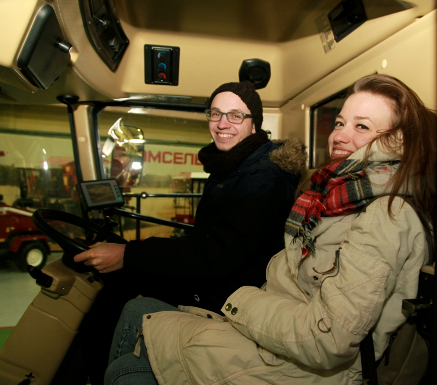 Моковские гости в кабине гомельского комбайна