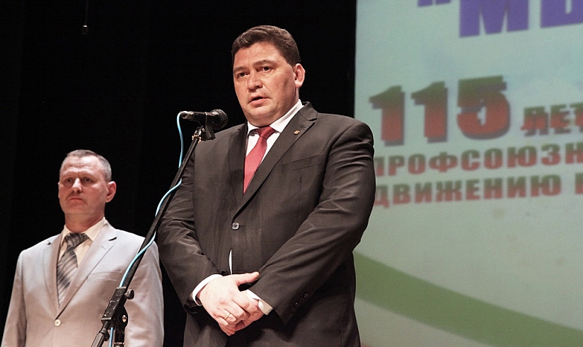 С приветственным словом