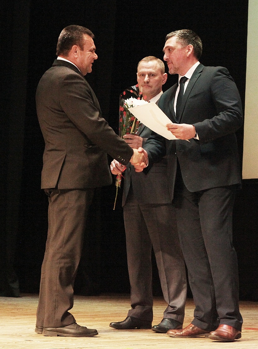 По труду и честь