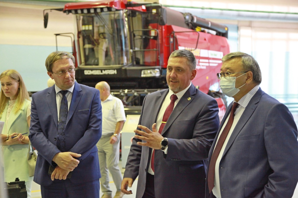 2021_06_22_Бейсенбаев на выставке.jpg