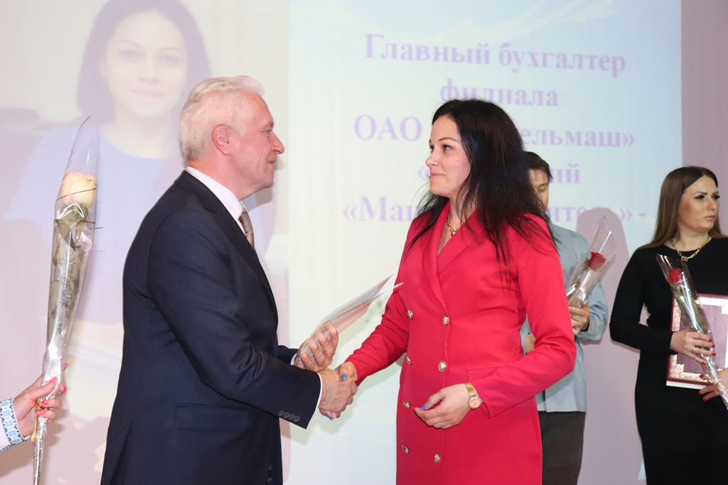 2022_05_24_санаторий - награждает Ковалевич.JPG