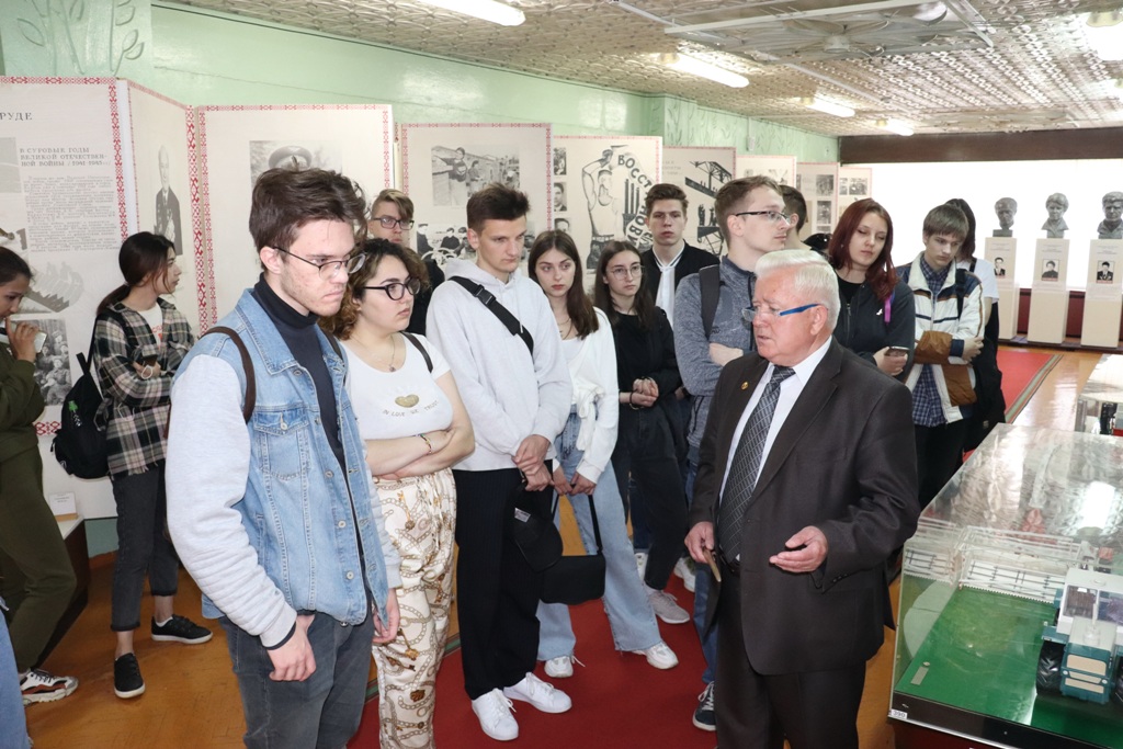 2021_06_03_студенты в музее 1.jpg