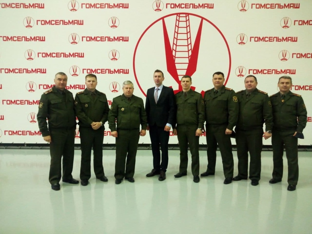 2021_04_20_военкомы на выставке.jpg