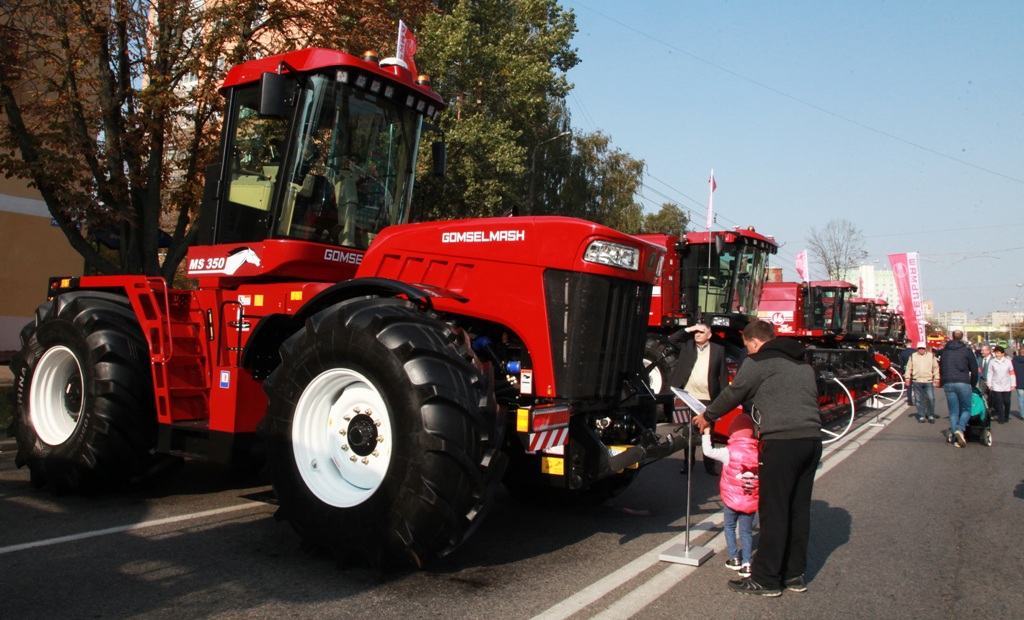 2020_09_29_праздник ДМ-выставка комбайнов1.jpg