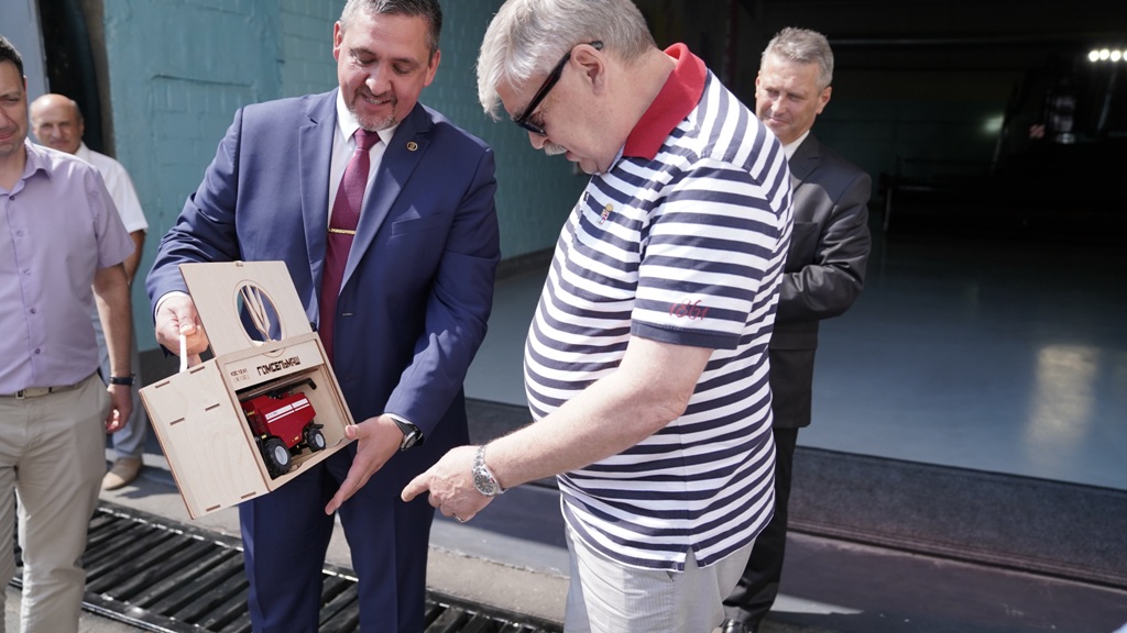 2021_07_29_визит - вручение макета.jpg