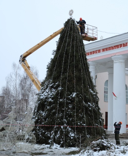 2021_12_09_елка у ДК.jpg
