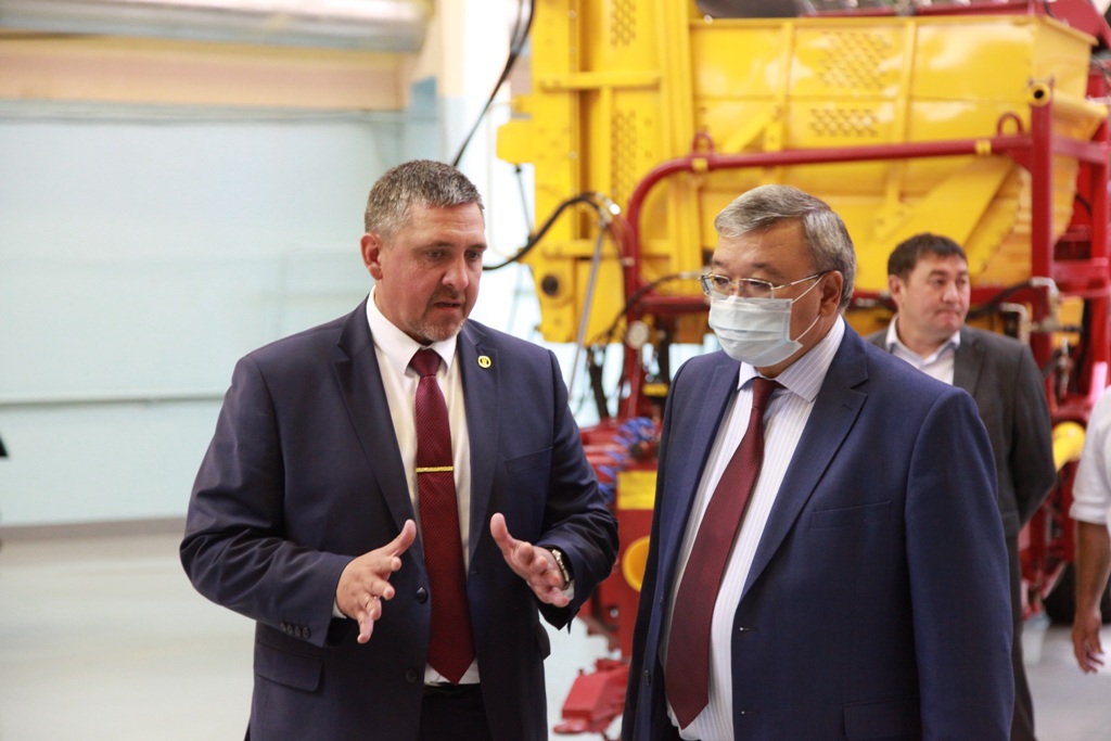 2021_06_22_Новиков и Бейсенбаев на выставке.jpg