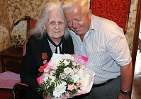 Гомсельмашевцы поздравили ветерана с 90-летием и Днем Независимости