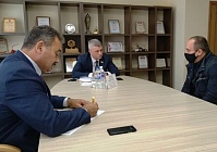 Вопросы сенатору: от ремонта дорог до упрощения прохождения комиссии